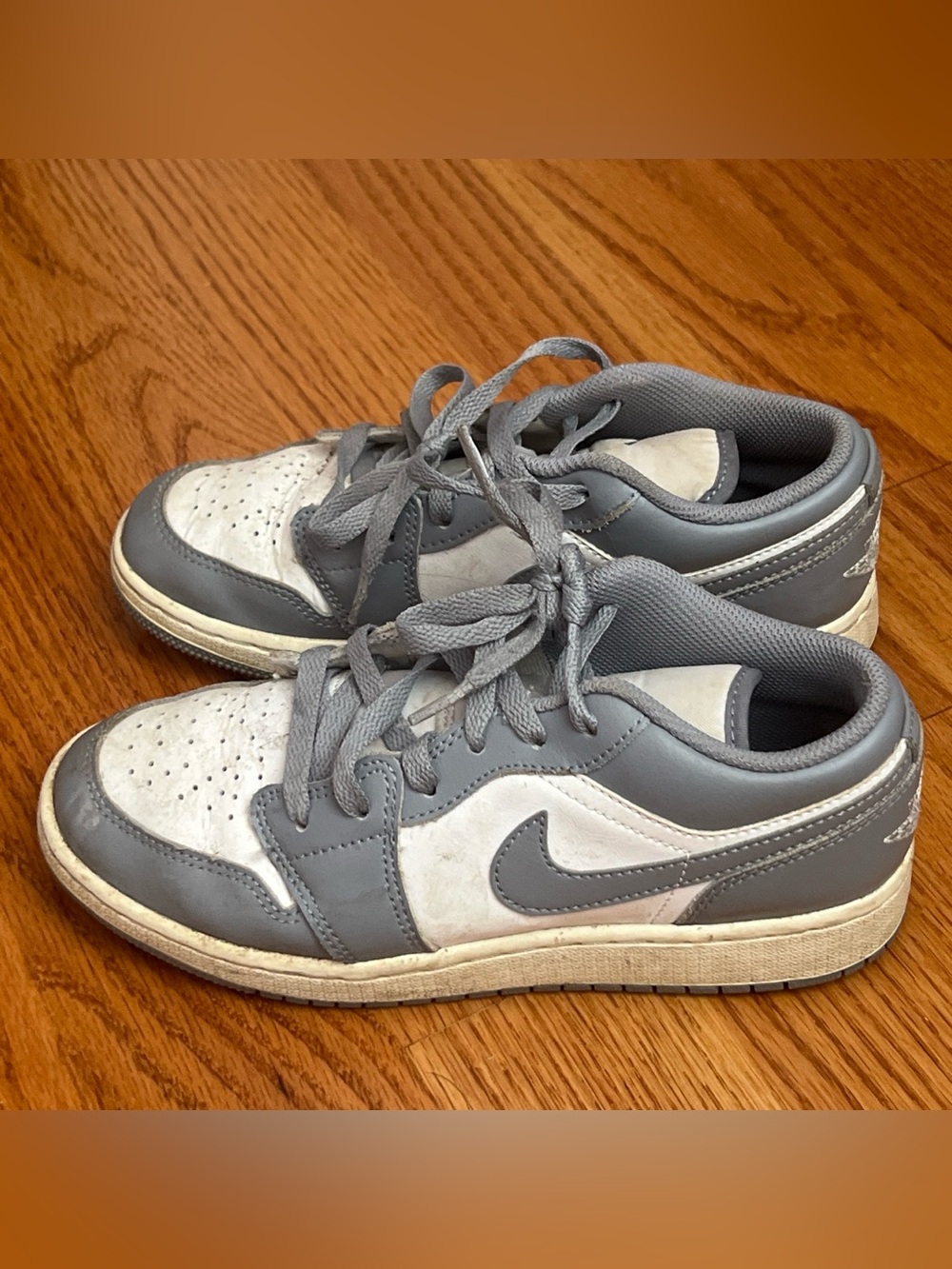 Nike Kids Low-Top Sneakers in Gray and White